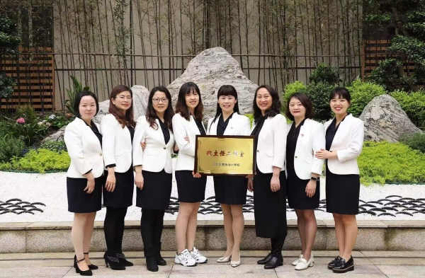 龔曉敏黨員名師工作室成員合影。江北區鯉魚池小學供圖