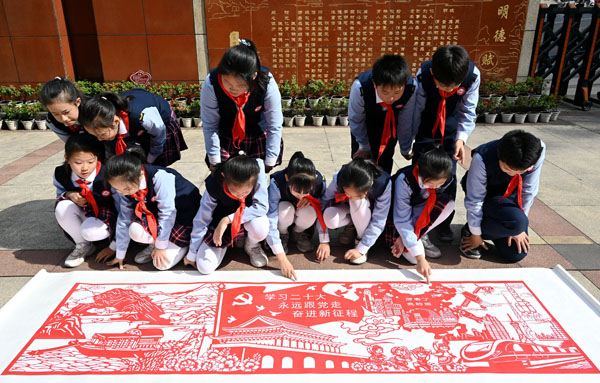 學生展示剪紙作品。菜市街小學供圖