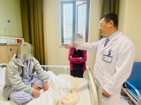 袁洪峰查房中。重慶愛爾眼科醫院總院供圖