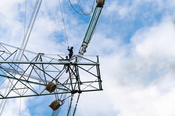 作業人員開展高空施工。國網重慶永川供電公司供圖