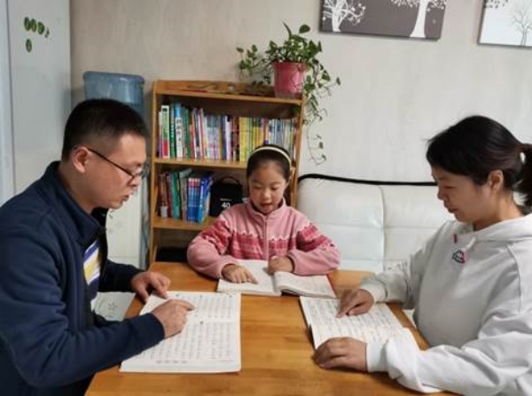 家庭每日共讀國學經典。 重慶市璧山區御湖小學校供圖