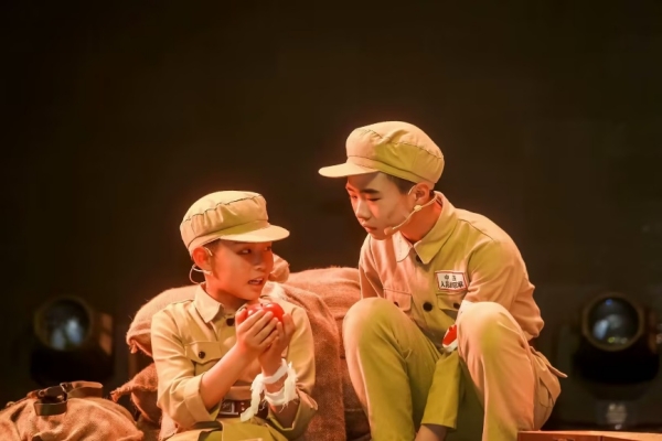 紅色課本劇《一個蘋果》。 璧山區璧泉小學校供圖