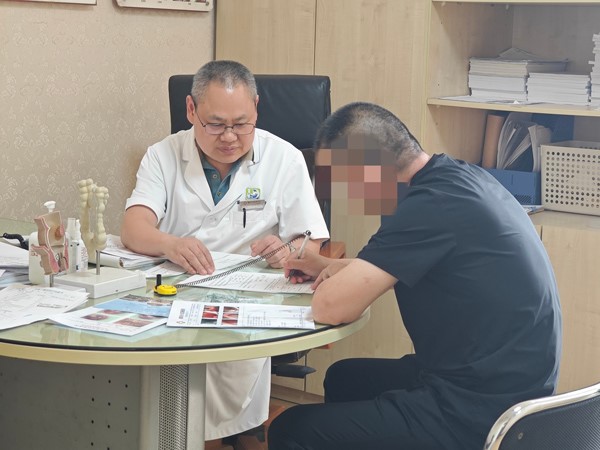 患者問診。重慶東大肛腸醫院供圖