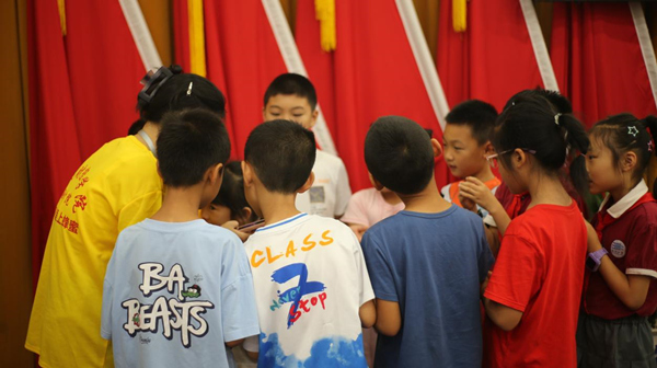 志愿者“趣”講反詐騙安全教育。重慶財經學院供圖