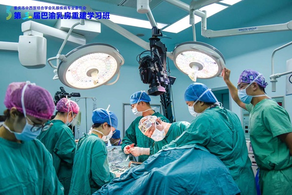 手術室現場。重慶大學附屬腫瘤醫院供圖