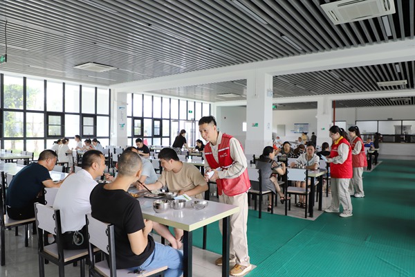 電力員工在企業食堂推廣“e起節電”活動。國網重慶永川供電公司供圖