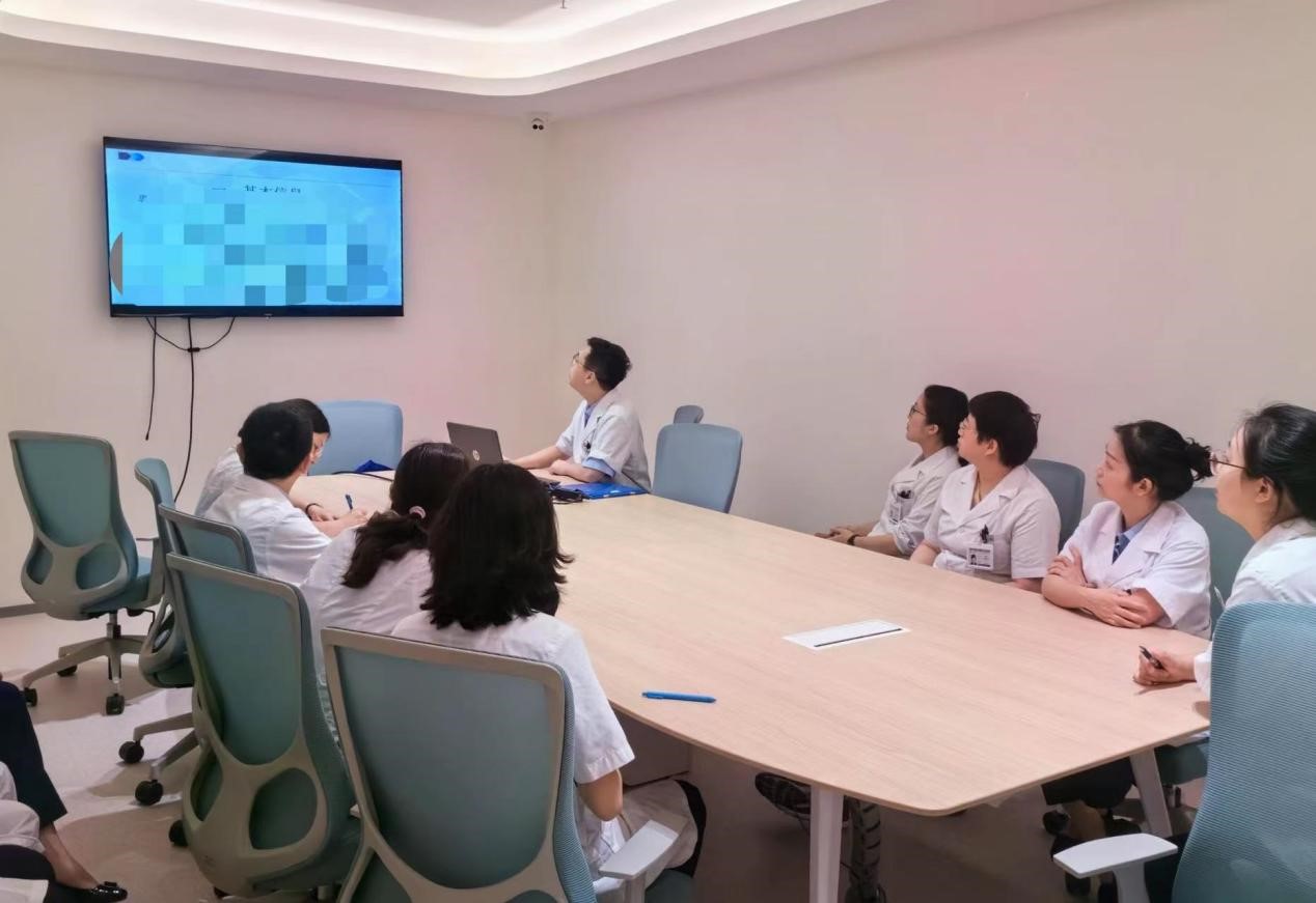 多學科聯合會診制定手術方案。重慶南坪愛爾眼科醫院供圖