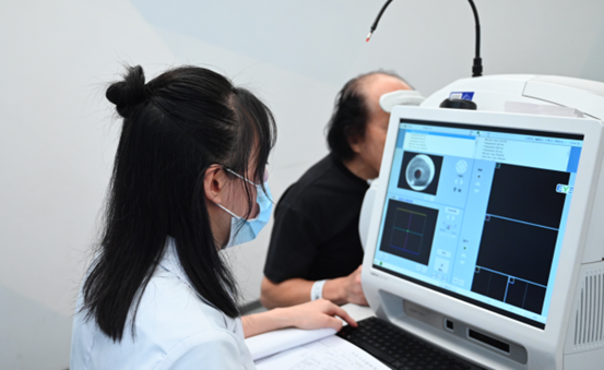 患者術后檢查眼底情況。重慶南坪愛爾眼科醫院供圖