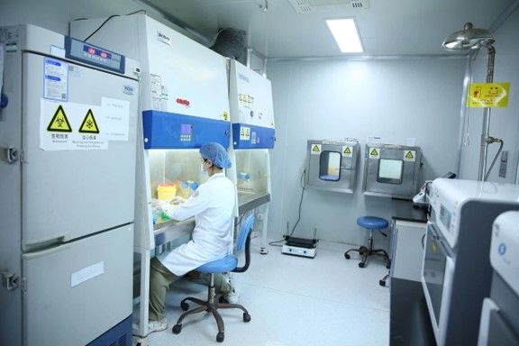 樣本制備區：生物安全柜、核酸提取儀。重慶松山醫院供圖