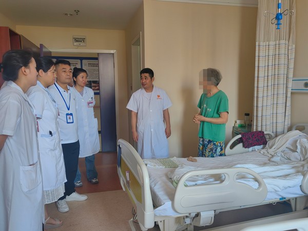 醫生查房。重慶嘉華醫院供圖