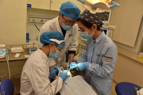 醫生為患者實施手術。泰康拜博口腔醫院供圖