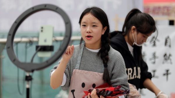 電子商務專業學生推介“尋味武隆”。武隆區職業教育中心供圖