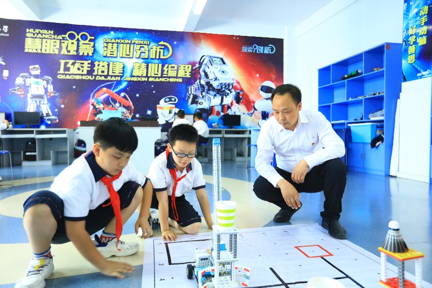 啟智黨小組科創小隊帶領學生玩轉機器人。重慶市武隆區第二實驗小學供圖