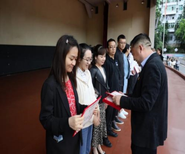 學校黨委書記為骨干教師頒發榮譽證書。武隆一中供圖