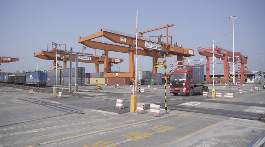 位于重慶國際物流樞紐園區的重慶鐵路集裝箱中心站。 人民網 蘇纓翔攝