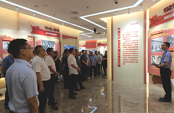 參會人員前往重慶市廉政教育基地接受警示教育。重慶市建科院供圖