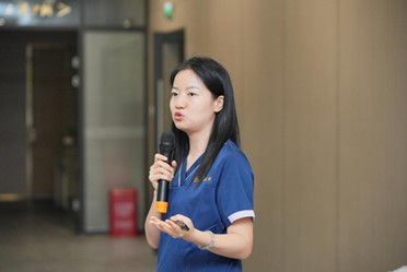 樊雯君正在分享課題。重慶星榮整形外科醫院供圖