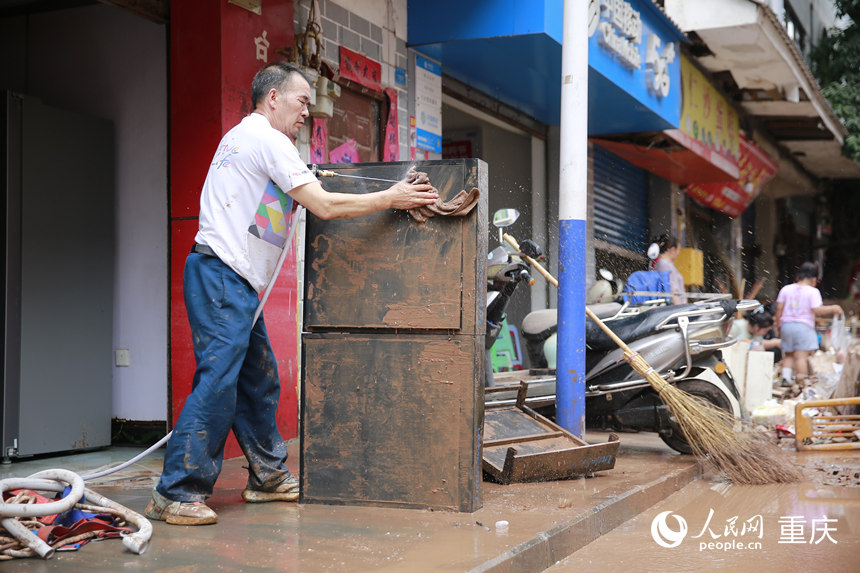 洪水消退后，居民正在清洗被洪水浸過的物品。人民網記者 劉政寧攝