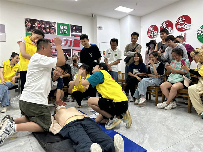 志愿者為聽障人士進行急救知識科普。受訪者供圖