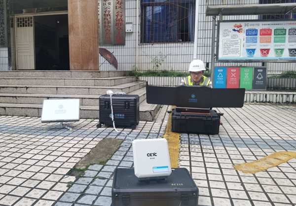 重慶移動長壽分公司網絡人員緊急調試便攜基站。重慶移動供圖