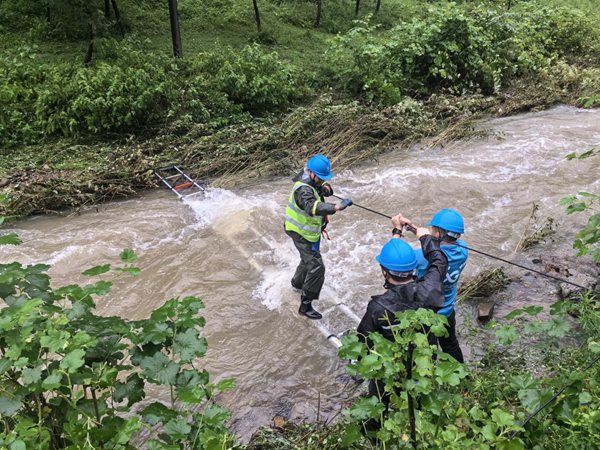 重慶移動云陽分公司網絡人員渡河進行保障搶修。重慶移動供圖