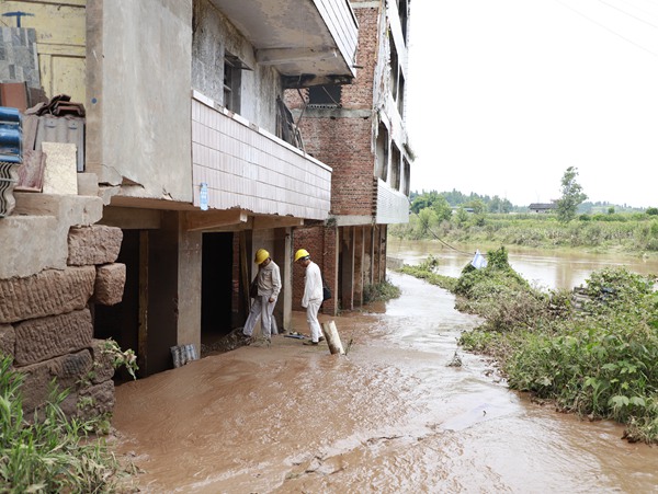 工作人員對沿河居民進行挨家挨戶摸排，并告知安全注意事項。國網重慶永川供電公司供圖