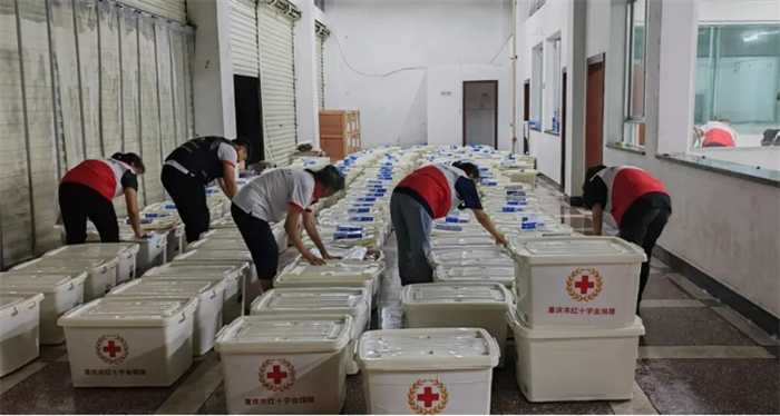 紅十字志愿者緊急調配賑濟家庭箱。紅十字會供圖