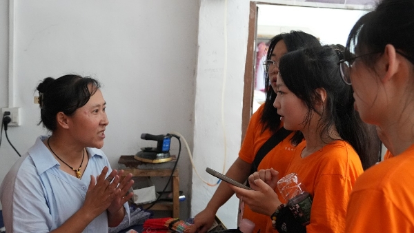 實踐團全體成員與熊興樹深入交流。重慶師范大學供圖