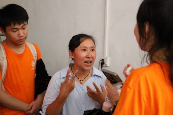 熊興樹向實踐團成員分享傳承故事。重慶師范大學供圖