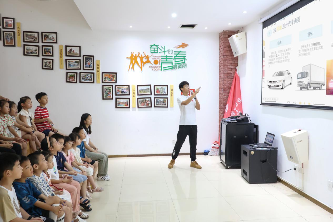 團隊成員給小朋友講解汽車知識。重慶理工大學供圖