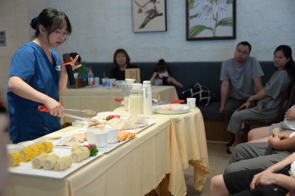 營養師指導飲食搭配。重慶安琪兒婦產醫院供圖