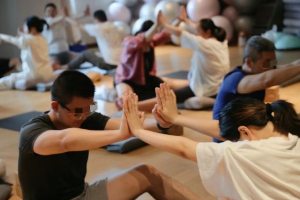 瑜伽練習。重慶安琪兒婦產醫院供圖