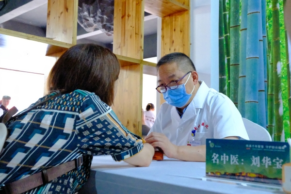 全國名中醫，重慶中醫藥學院中醫學院院長劉華寶為市民看診。胡悅建攝