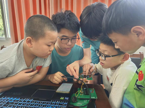 服務團成員現場展示“光電精靈”。重慶郵電大學供圖