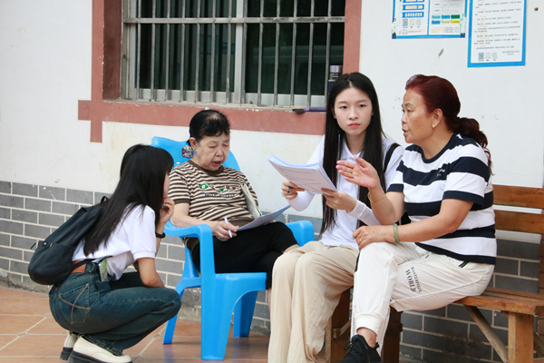 實踐團向當地人開展問卷調查。重慶理工大學供圖