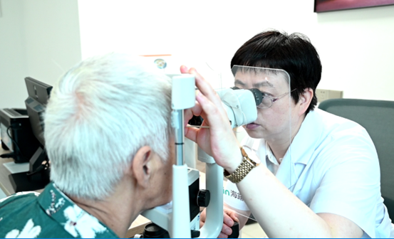 張曉城為患者檢查眼部狀況。重慶南坪愛爾眼科醫院供圖