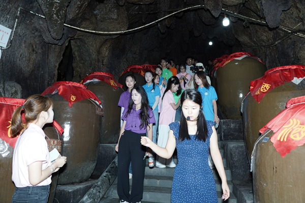 參觀酒窖溶洞。重慶理工大學供圖