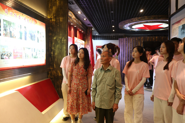 參觀革命展廳。重慶財經學院供圖