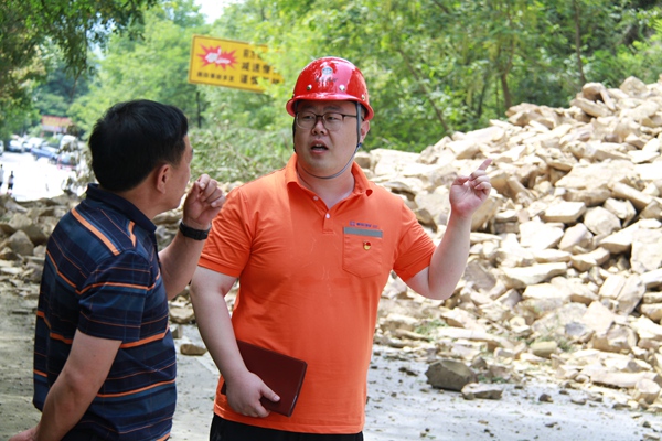 《黨員沖在一線》。 6月30日，身為黨員的107地質隊駐守地質工程師路正昆正在黔江區沙壩鎮G319國道沿線一處公路邊坡垮塌現場開展應急處置工作。李明亮攝