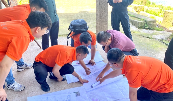 《山頂上的識圖者》。5月13日，市地防中心組織專家組，由盧丙清(右二)帶隊對川東南勘察公司豐都縣1比10000地質災害精細化調查項目野外工作進行指導，并對項目中存在的難點進行答疑。徐騰攝