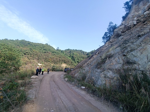 《立于危巖之下》。2023年11月初，永川區臨江鎮大水溝不穩定斜坡發生局部崩塌，雖然防護網發揮作用將崩落石塊兜住，但安全隱患一直存在。為保障過往車輛行人生命財產安全，永川區規劃和自然資源局多次來到危巖下方協商處置方式，盡早消除隱患。 黃捷攝