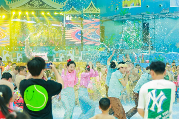 融創水世界傣式潑水節。重慶融創文旅城供圖