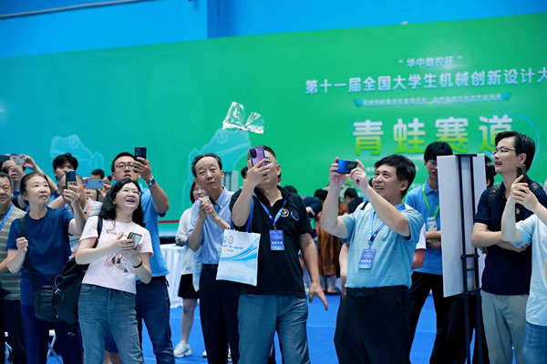 作品仿生蝴蝶現場演示。重慶理工大學供圖