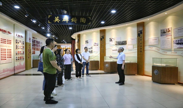 校史館講解學習。梁平中學供圖