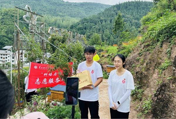 服務團成員直播帶貨。重慶師范大學供圖