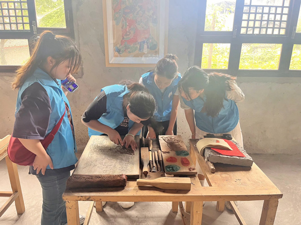 團隊成員學習體驗梁平木版年畫。重慶工商職業學院供圖