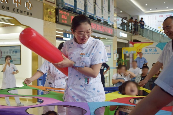 親子互動游戲。重慶迪邦皮膚病醫院供圖