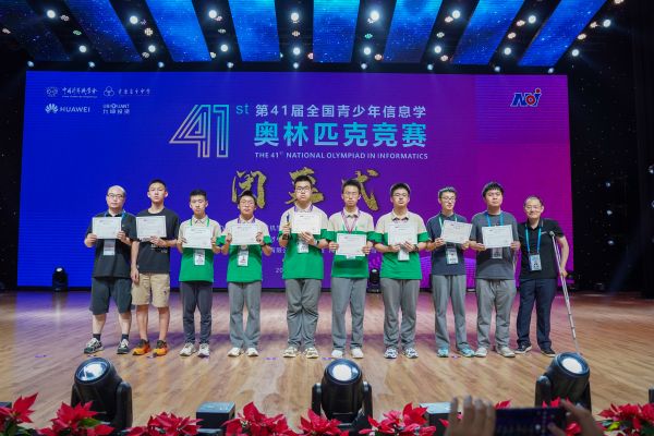 重慶八中學子與教練合影。重慶八中供圖