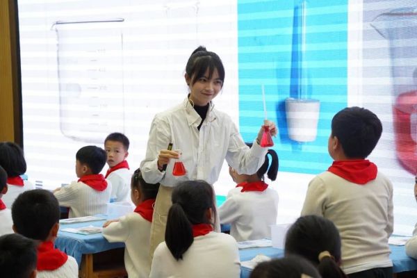 新教師“亮彩課”。重慶市南川區九鼎山小學校供圖