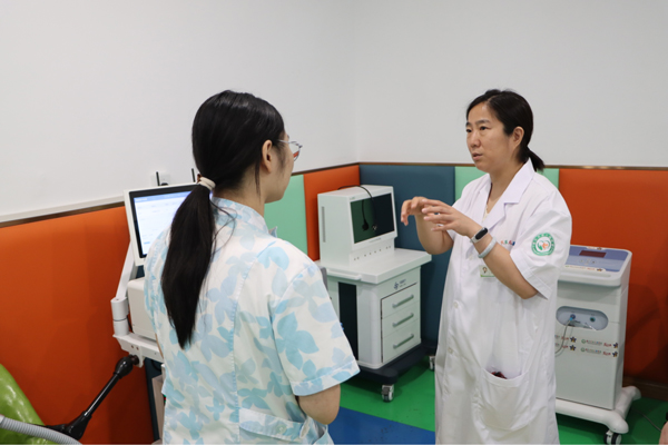 王獻娜參觀醫院。重慶天佑兒童醫院供圖